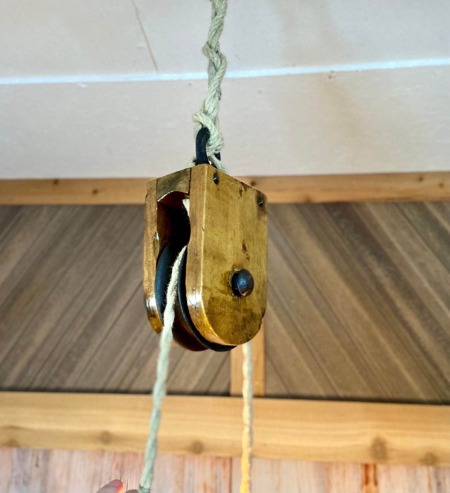Rustic light fixture for farmhouse decor, vintage wooden pulley block pendent light ideal for kitchen, office or bar.
