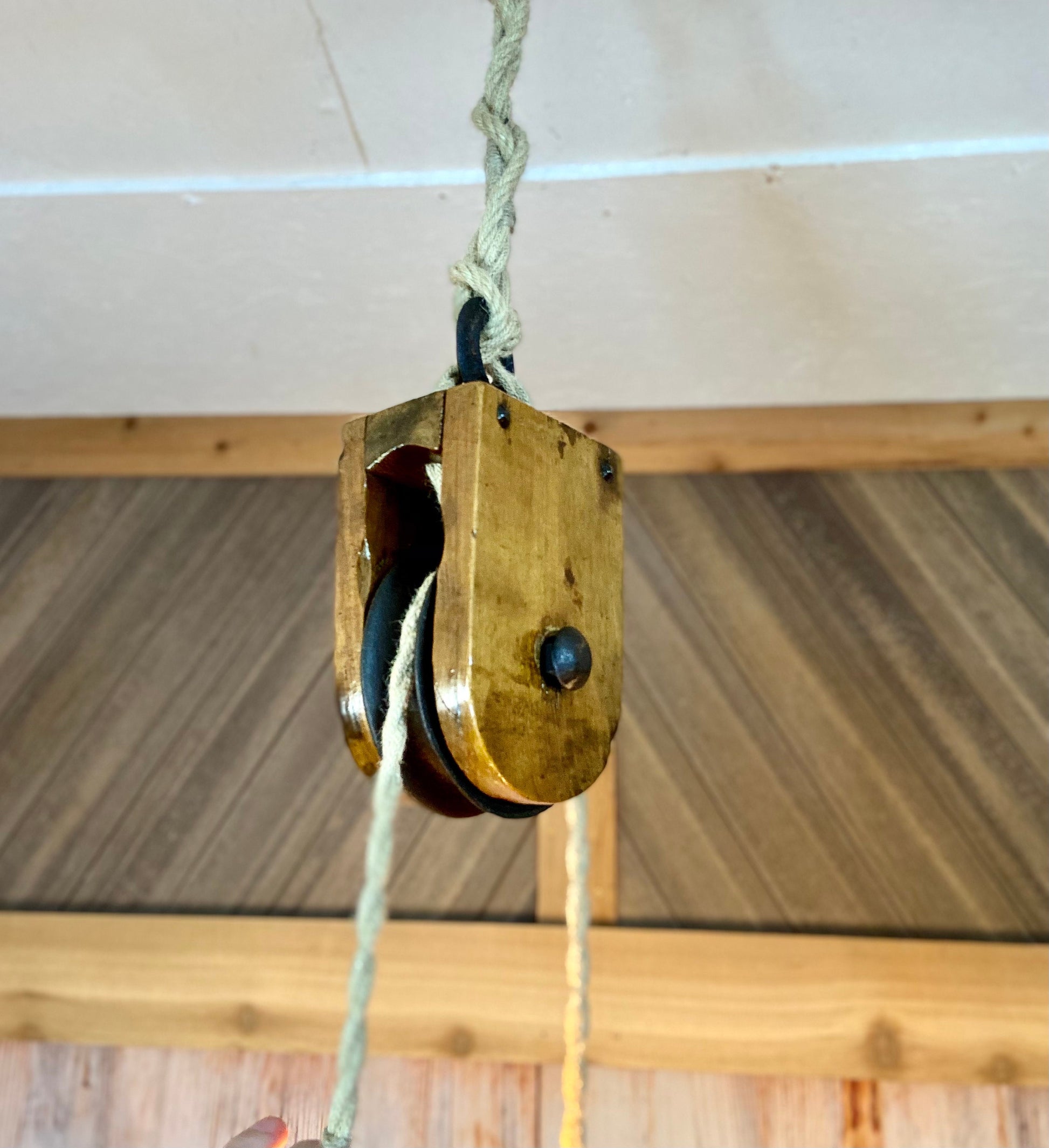 Rustic light fixture for farmhouse decor, vintage wooden pulley block pendent light ideal for kitchen, office or bar.
