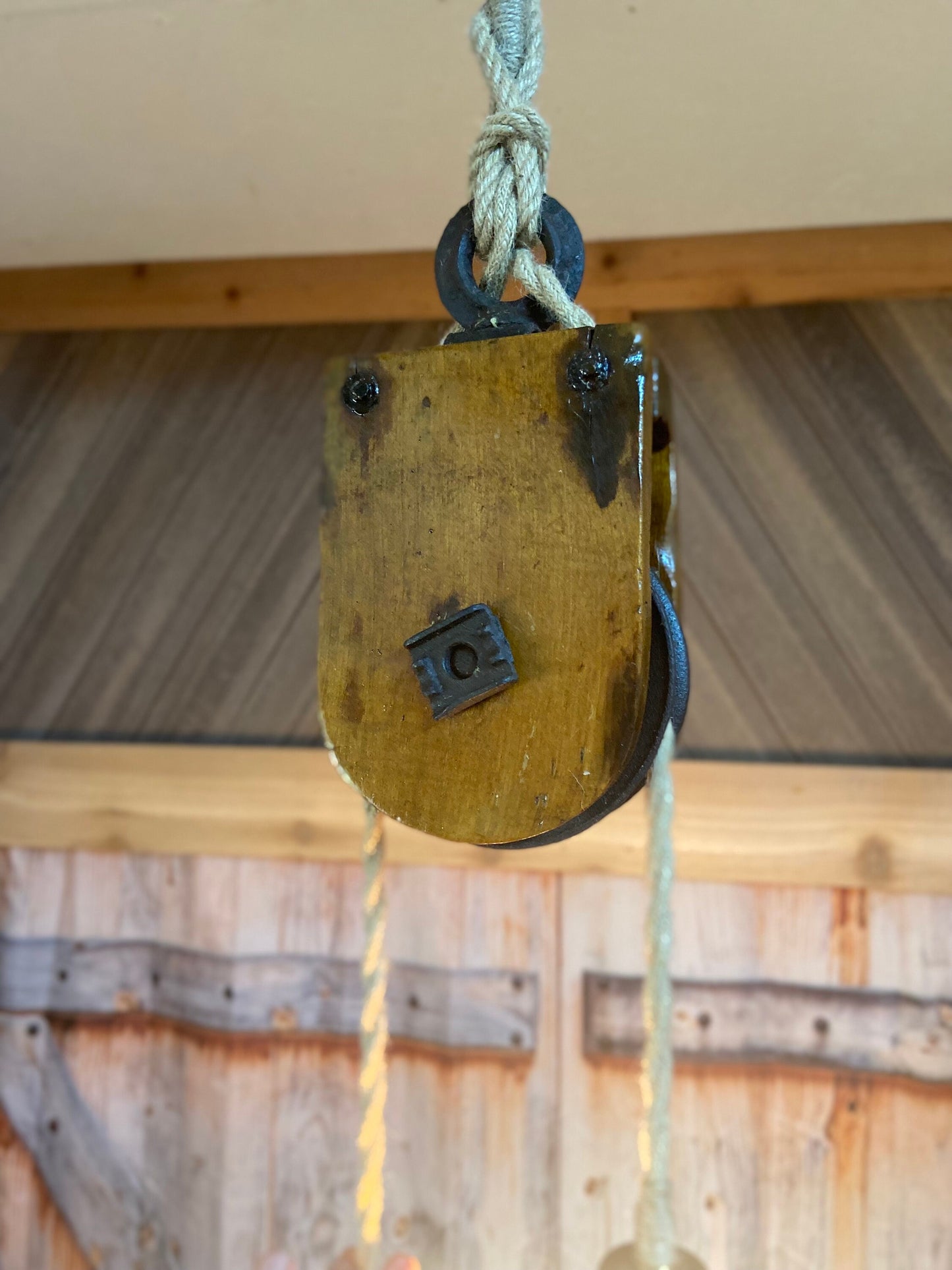 Rustic light fixture for farmhouse decor, vintage wooden pulley block pendent light ideal for kitchen, office or bar.