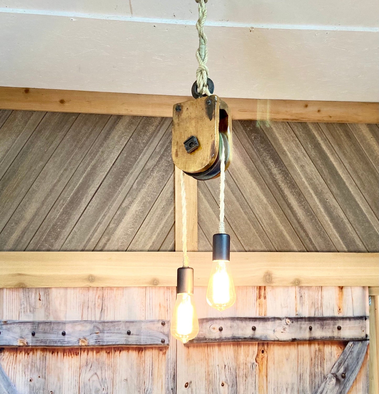 Rustic light fixture for farmhouse decor, vintage wooden pulley block pendent light ideal for kitchen, office or bar.