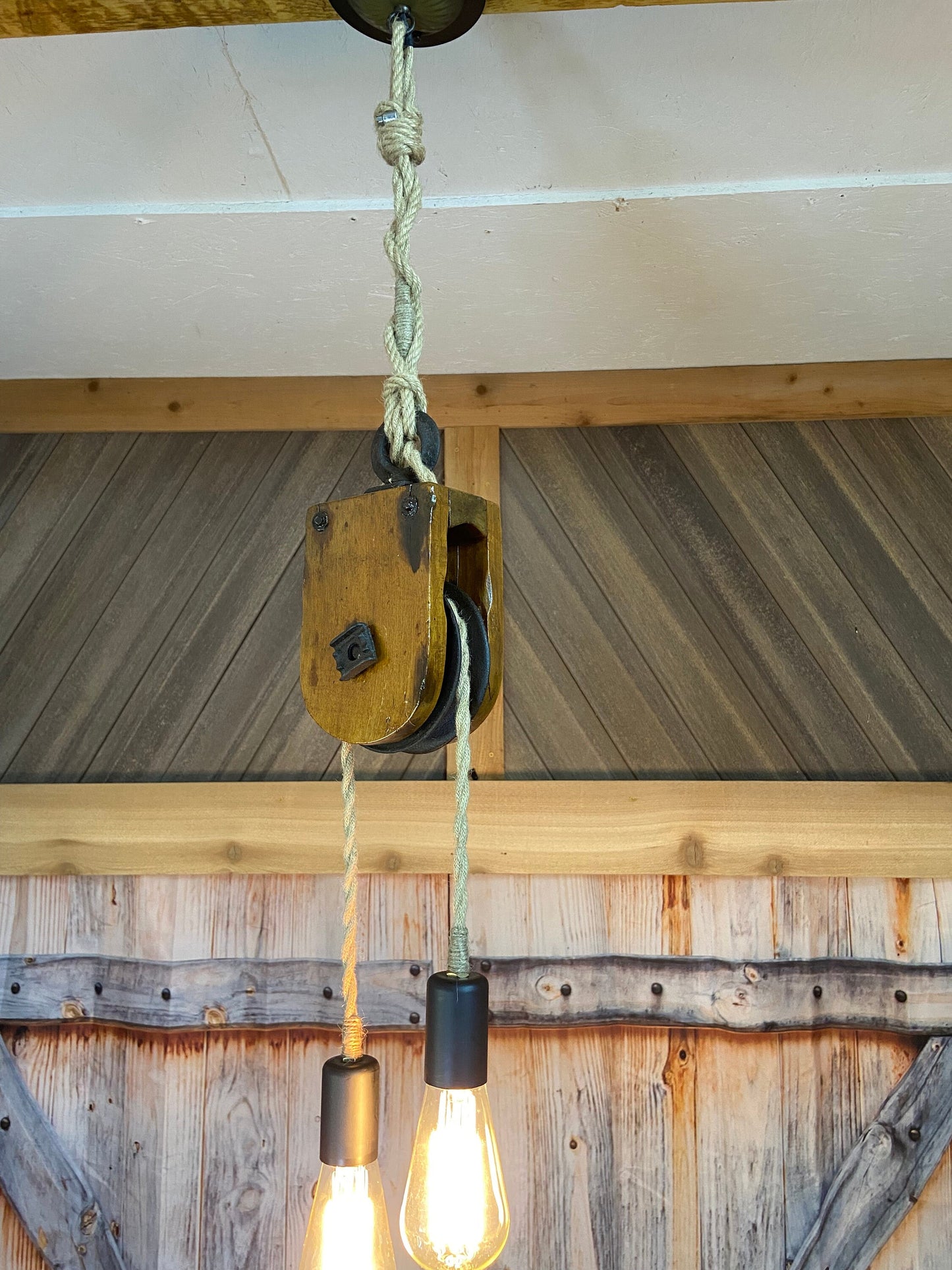 Rustic light fixture for farmhouse decor, vintage wooden pulley block pendent light ideal for kitchen, office or bar.